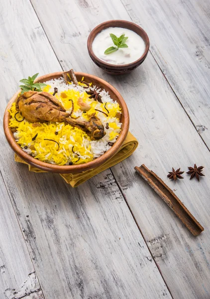 Chicken Biryani mit Joghurt-Dip auf wunderschönem launischen Hintergrund, selektiver Fokus — Stockfoto