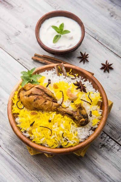 Frango Biryani com iogurte mergulhar em belo fundo mal-humorado, foco seletivo — Fotografia de Stock