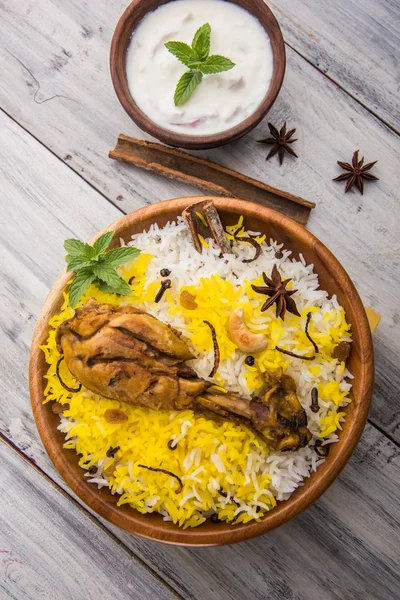 Frango Biryani com iogurte mergulhar em belo fundo mal-humorado, foco seletivo — Fotografia de Stock