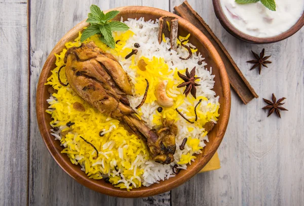 Pollo Biryani con tuffo yogurt su un bellissimo sfondo lunatico, messa a fuoco selettiva — Foto Stock