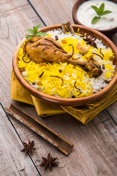 Pui Biryani cu iaurt scufundare pe fundal frumos moody, focalizare selectivă — Fotografie, imagine de stoc