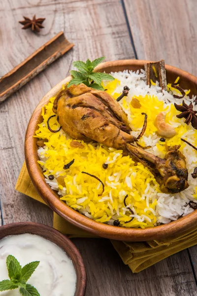 Frango Biryani com iogurte mergulhar em belo fundo mal-humorado, foco seletivo — Fotografia de Stock