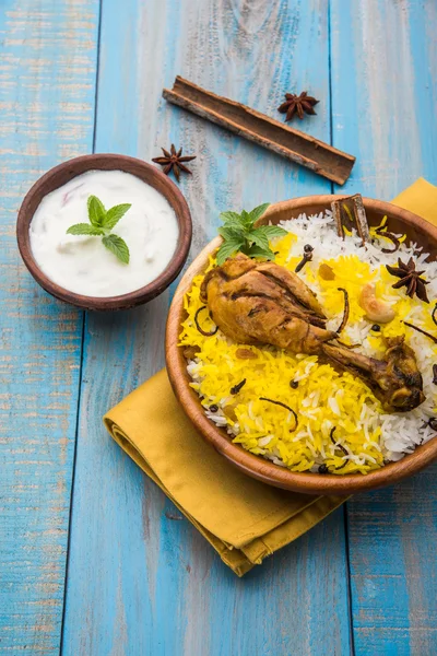 Frango Biryani com iogurte mergulhar em belo fundo mal-humorado, foco seletivo — Fotografia de Stock