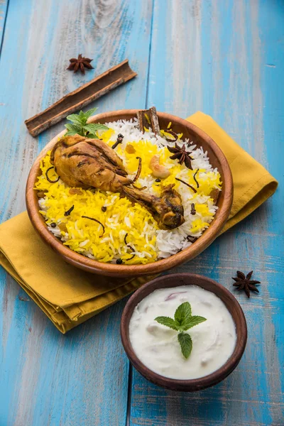 Frango Biryani com iogurte mergulhar em belo fundo mal-humorado, foco seletivo — Fotografia de Stock