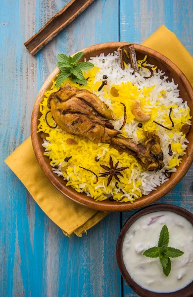 Frango Biryani com iogurte mergulhar em belo fundo mal-humorado, foco seletivo — Fotografia de Stock