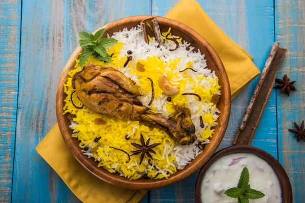 Frango Biryani com iogurte mergulhar em belo fundo mal-humorado, foco seletivo — Fotografia de Stock