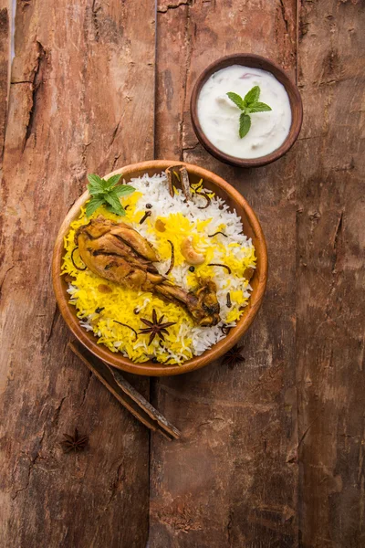 Kyckling Biryani med yoghurt dip på vackra lynnig bakgrund, selektiv inriktning — Stockfoto