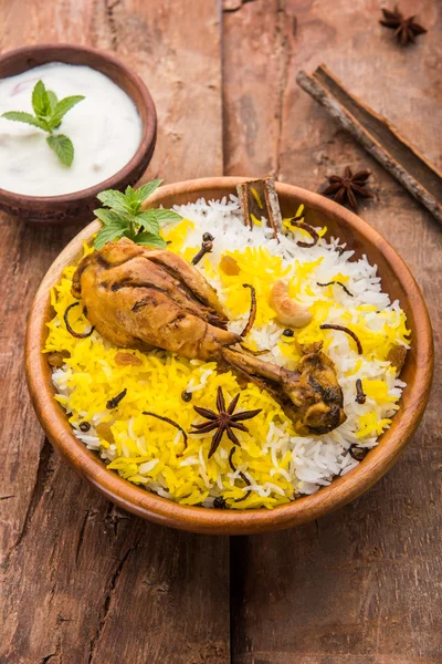 Frango Biryani com iogurte mergulhar em belo fundo mal-humorado, foco seletivo — Fotografia de Stock