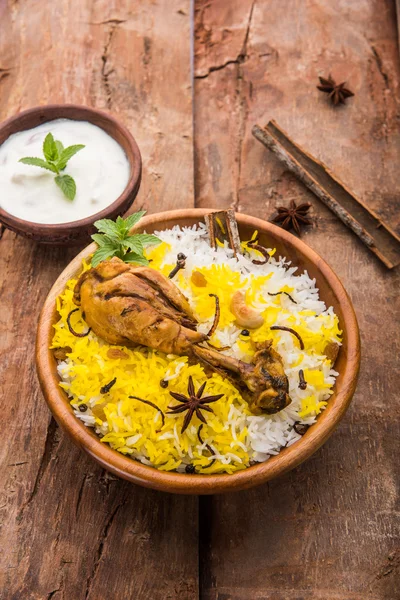 Frango Biryani com iogurte mergulhar em belo fundo mal-humorado, foco seletivo — Fotografia de Stock