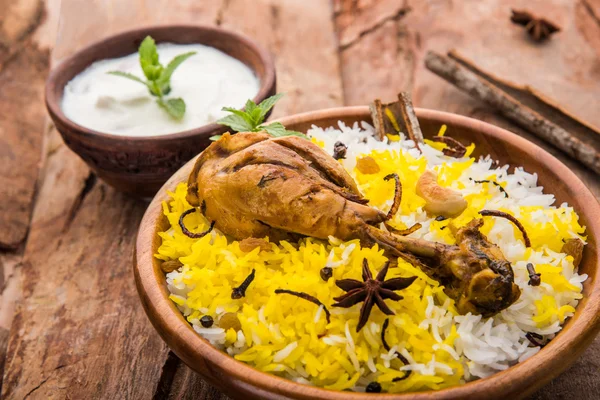 Chicken Biryani mit Joghurt-Dip auf wunderschönem launischen Hintergrund, selektiver Fokus — Stockfoto