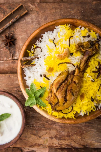 Chicken Biryani mit Joghurt-Dip auf wunderschönem launischen Hintergrund, selektiver Fokus — Stockfoto