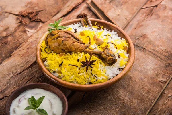 Frango Biryani com iogurte mergulhar em belo fundo mal-humorado, foco seletivo — Fotografia de Stock