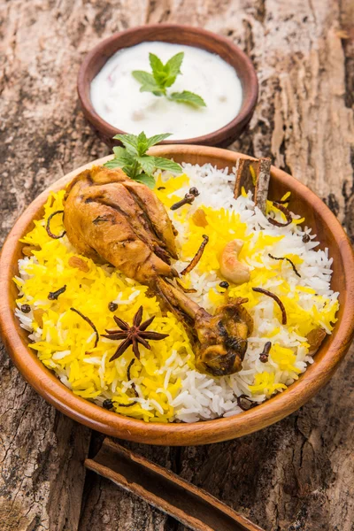 Kyckling Biryani med yoghurt dip på vackra lynnig bakgrund, selektiv inriktning — Stockfoto