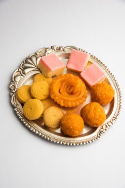 hint tatlı pera veya pedha, hint tatlı jalebi veya jilbi, hint tatlı motichoor veya motichur veya bundi laddu, gümüş bir tabak beyaz arka plan izole hint tatlı burfi