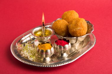 Güzel dekore Pooja Thali diwali kutlama veya ibadet için , Hint tatlılar, gümüş lamba, çiçek, huldi veya zerdeçal tozu ve gümüş süslenmiş tabakta kumkum sahip