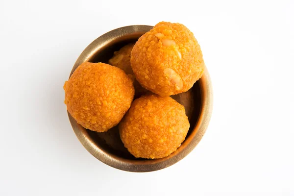 Indiano tradicional Diwali doces chamados Motichoor Ladoo ou bundi laddu em placa de latão quadrado, close-up — Fotografia de Stock