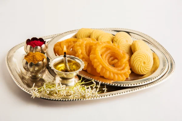 Bellamente decorado Pooja Thali para la celebración o adoración diwali, que tiene dulces indios, lámpara de plata, flores, huldi o cúrcuma en polvo y kumkum en un plato decorado con plata —  Fotos de Stock