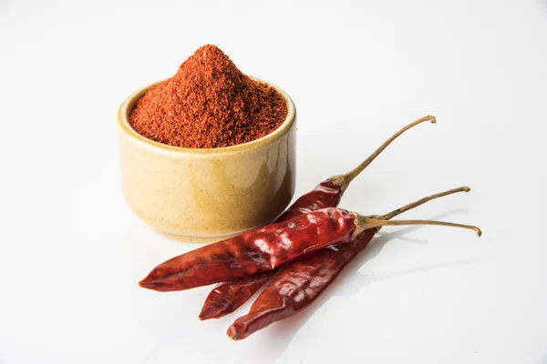 Peperoncino rosso in polvere con peperoncini rossi secchi — Foto Stock