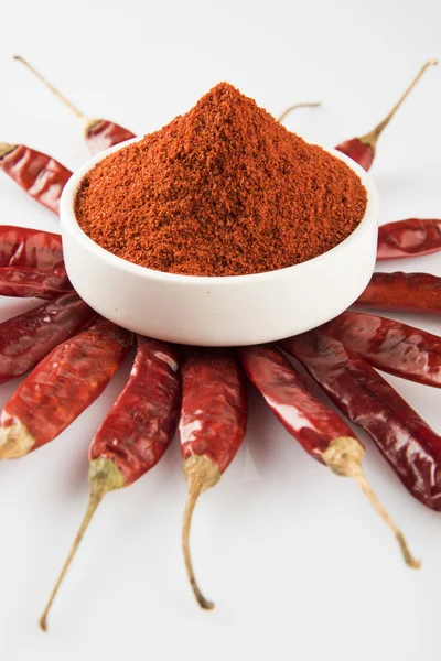 Peperoncino rosso in polvere con peperoncini rossi secchi — Foto Stock