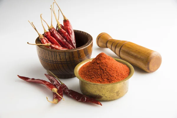 Peperoncino rosso in polvere con peperoncini rossi secchi — Foto Stock