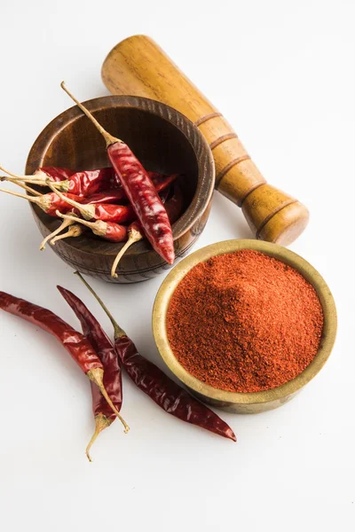 Chile rojo en polvo con chiles rojos secos — Foto de Stock