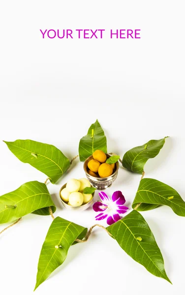 Guirnalda de hojas de mango con pedha dulce indio y flor de orquídea. Es auspicioso en la religión hindú y se utiliza como decoración durante los festivales en la India . — Foto de Stock
