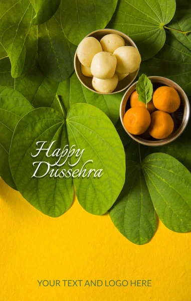 Tarjeta de felicitación dussehra feliz o dussera, dussehra festival indio, mostrando hoja de oro con dulces tradicionales indios pedha en tazón de plata — Foto de Stock
