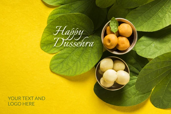Boldog Dussehra vagy Dussera üdvözlőlap, indiai fesztivál Dussehra, bemutatva arany levél a hagyományos indiai édességek pedha az ezüst tálba — Stock Fotó