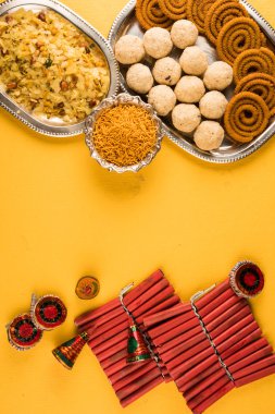 diwali gıda ve diwali havai fişek birlikte, beyaz arka plan üzerinde izole
