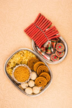 diwali gıda ve diwali havai fişek birlikte, beyaz arka plan üzerinde izole