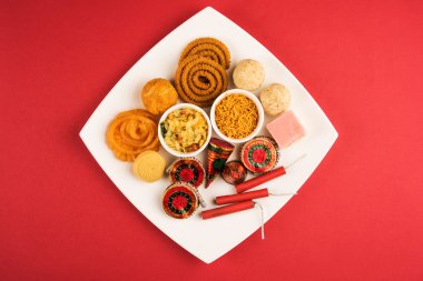 diwali gıda ve diwali havai fişek birlikte, beyaz arka plan üzerinde izole