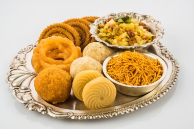 Diwali gıda, Diwali aperatifler, ya da Diwali tatlılar bir tabaktabak servis