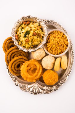 Diwali gıda, Diwali aperatifler, ya da Diwali tatlılar bir tabaktabak servis