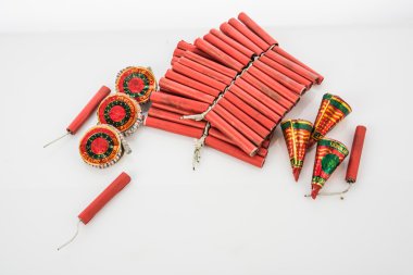 diwali havai fişek, beyaz arka plan üzerinde izole