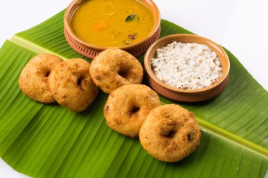 sambar vada hint yemeği, sambar ve chutney ile güney hint çanak, beyaz arka plan