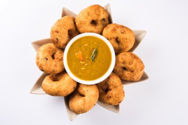 sambar vada hint yemeği, sambar ve chutney ile güney hint çanak, beyaz arka plan