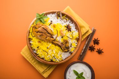 Tavuk biryani otantik basmati pirinç ve büyük bacak parçası yapılan