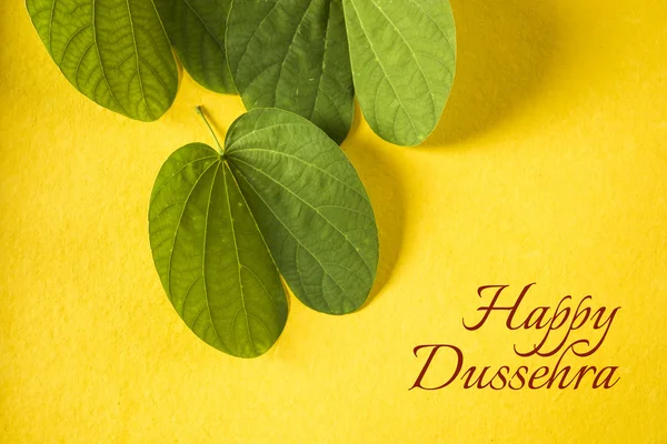 Szczęśliwy Dasera lub Dussera karty okolicznościowe, Indian Festival Dasera, pokazując złoty liść z tradycyjnym Indian słodycze Pedha w misce srebra — Zdjęcie stockowe