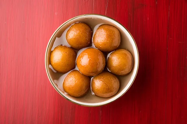 Gulab jamun, o gulaab jamun, es un mithai dulce a base de sólidos lácteos —  Fotos de Stock