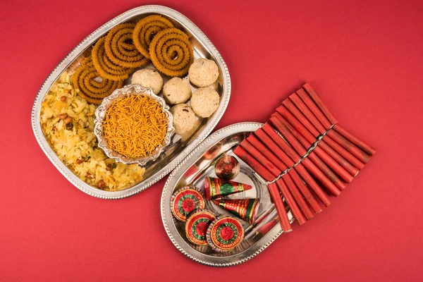 Diwali Food en Diwali Knalbonbons rotjes samen, geïsoleerd op witte achtergrond — Stockfoto