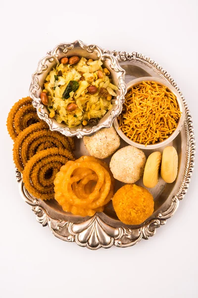 Diwali mat, Diwali snacks, eller Diwali godis serveras i en tallrik — Stockfoto