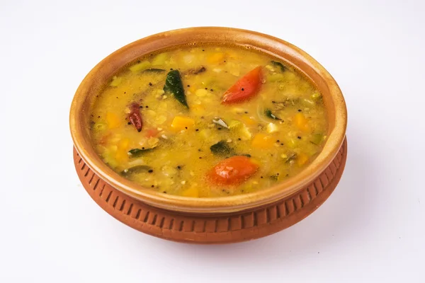 Zuid-Indiase groente Sambar, in aarden Bowl — Stockfoto