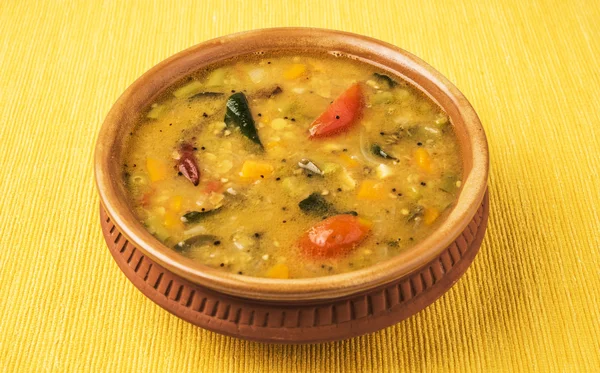 Zuid-Indiase groente Sambar, in aarden Bowl — Stockfoto