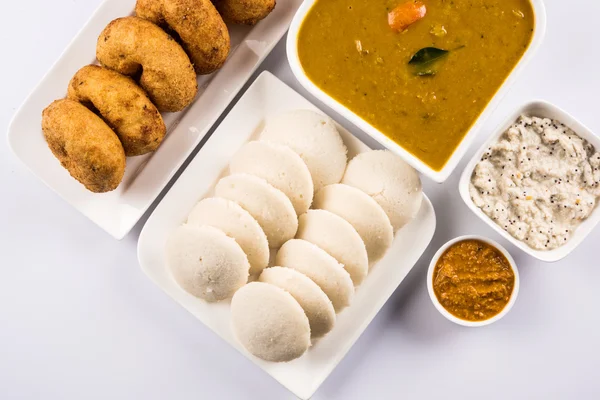 Σαμπάρ Βέιντα & Ινλί με Σαμπάρ, σάλτσα καρύδας και κόκκινη ντομάτα, Ινδικό πιάτο σερβιριστούν σε λευκό πιάτο και μπολ σε λευκό φόντο — Φωτογραφία Αρχείου