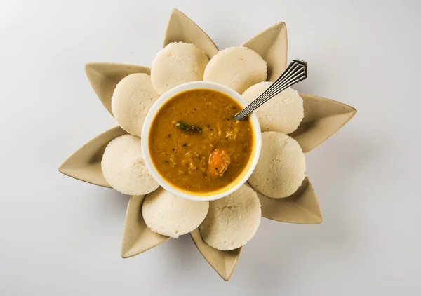 Untätig mit Tomatenchutney - ein traditionelles südindisches Frühstück mit Müßiggang (idli / Reiskuchen), serviert mit Sambar — Stockfoto