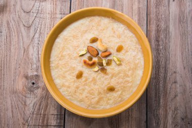 tatlı Kheer veya koyak payasa, gil-e-firdaus, fereni olarak da bilinen dik Khurma Seviyan, popüler tatlı tabağı