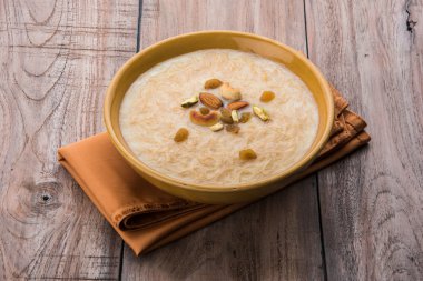 tatlı Kheer veya koyak payasa, gil-e-firdaus, fereni olarak da bilinen dik Khurma Seviyan, popüler tatlı tabağı