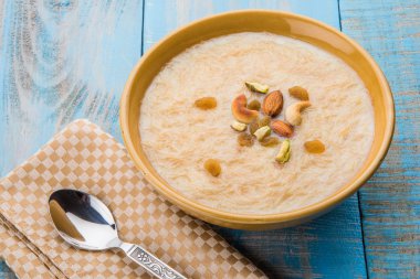 tatlı Kheer veya koyak payasa, gil-e-firdaus, fereni olarak da bilinen dik Khurma Seviyan, popüler tatlı tabağı