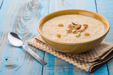 tatlı Kheer veya koyak payasa, gil-e-firdaus, fereni olarak da bilinen dik Khurma Seviyan, popüler tatlı tabağı