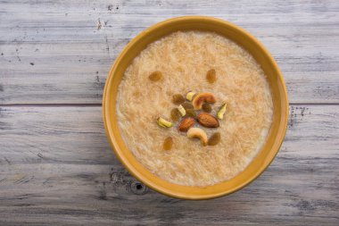 tatlı Kheer veya koyak payasa, gil-e-firdaus, fereni olarak da bilinen dik Khurma Seviyan, popüler tatlı tabağı